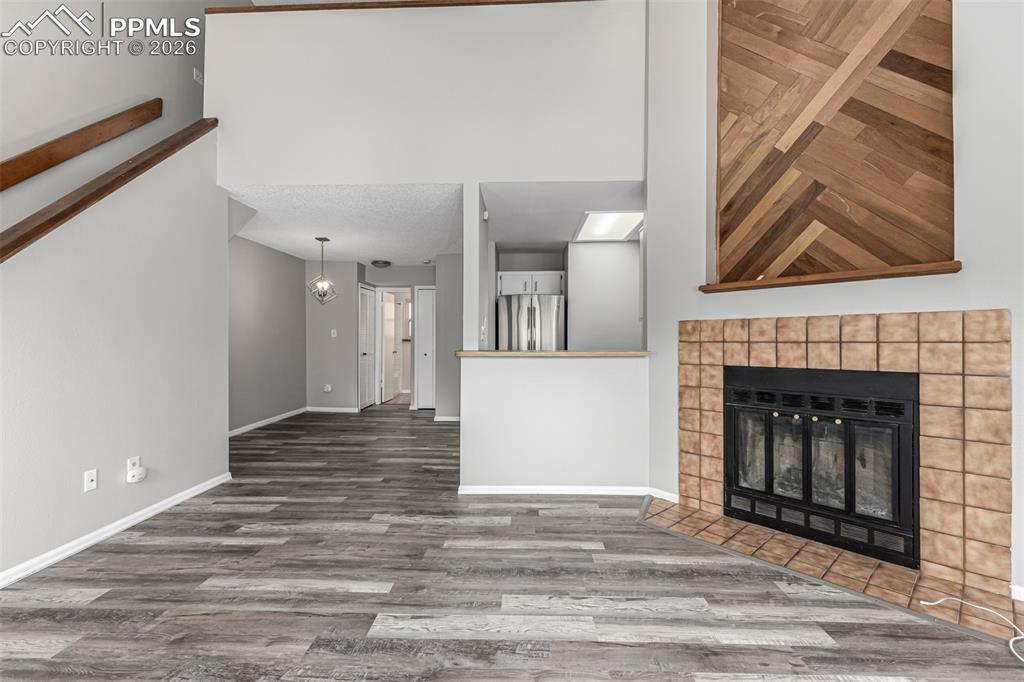 Image 4 of 21: Living Room