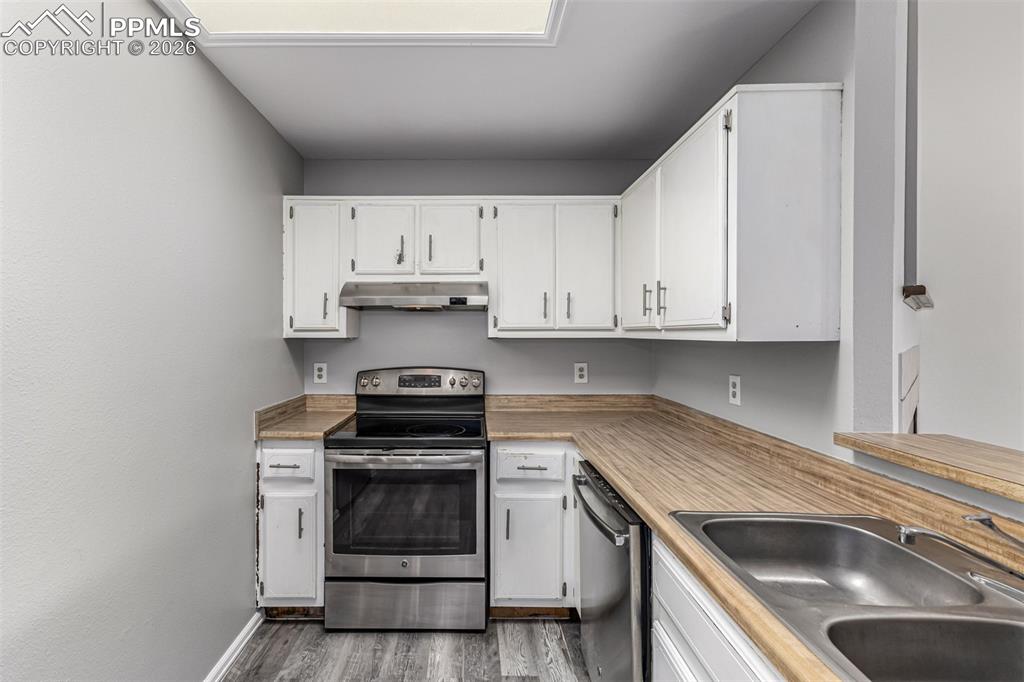 Image 9 of 21: Kitchen