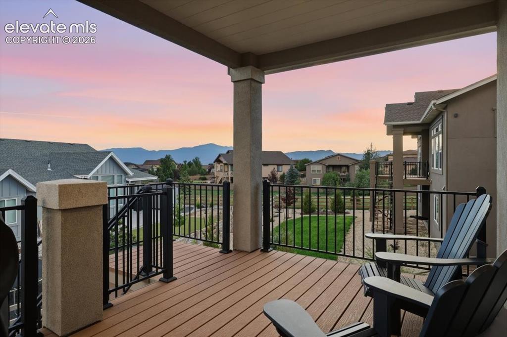 Image 19 of 50: Deck