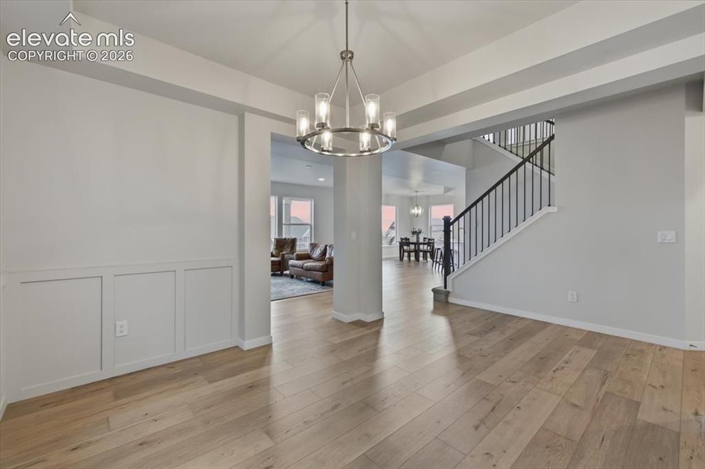 Image 8 of 50: dining room 
