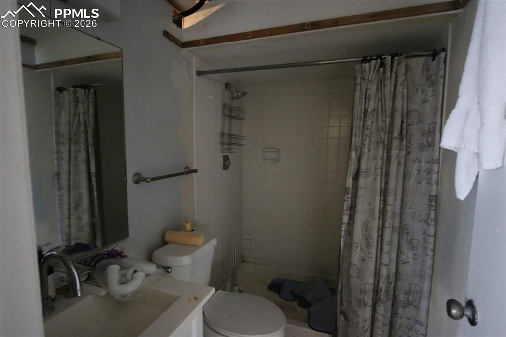 Image 4 of 11: Bathroom