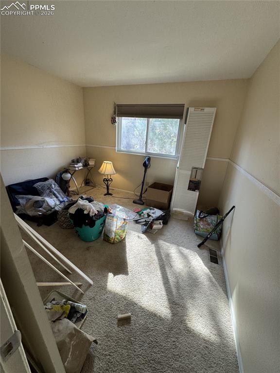 Image 7 of 11: Bedroom