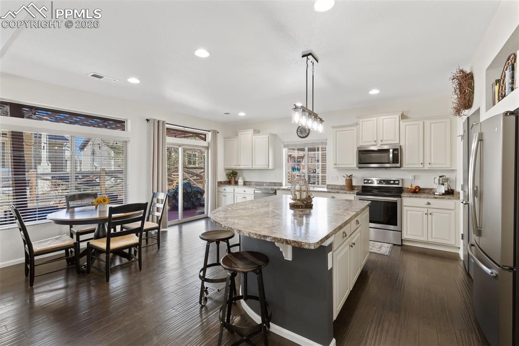 Image 18 of 35: Kitchen