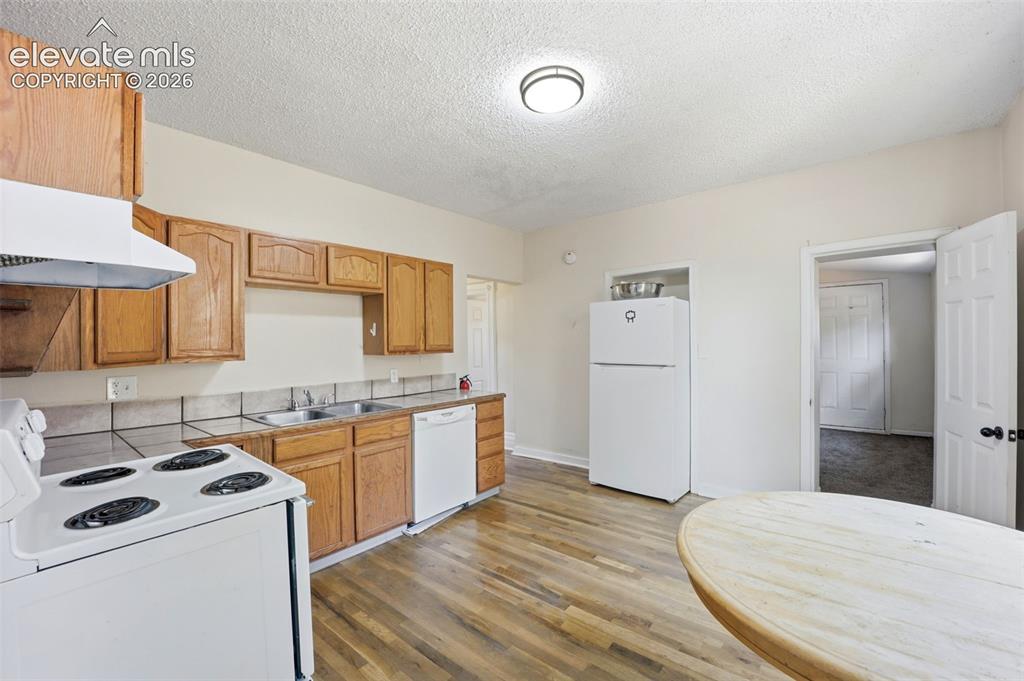 Image 10 of 43: Kitchen