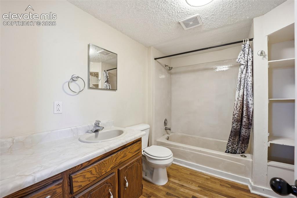 Image 18 of 43: Main Unit - Full Bathroom
