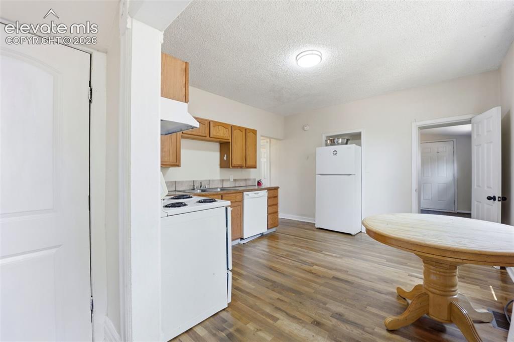 Image 9 of 43: Kitchen