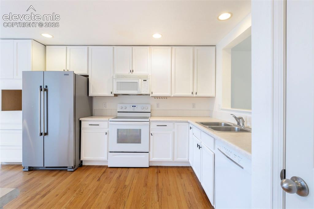 Image 13 of 35: Kitchen