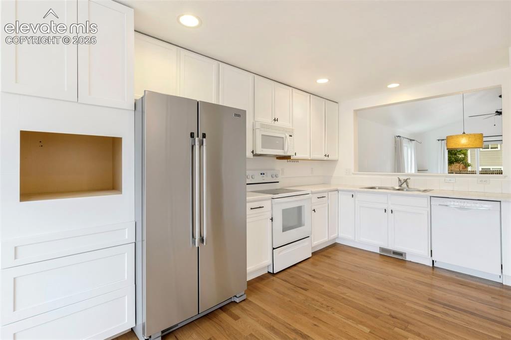 Image 14 of 35: Kitchen