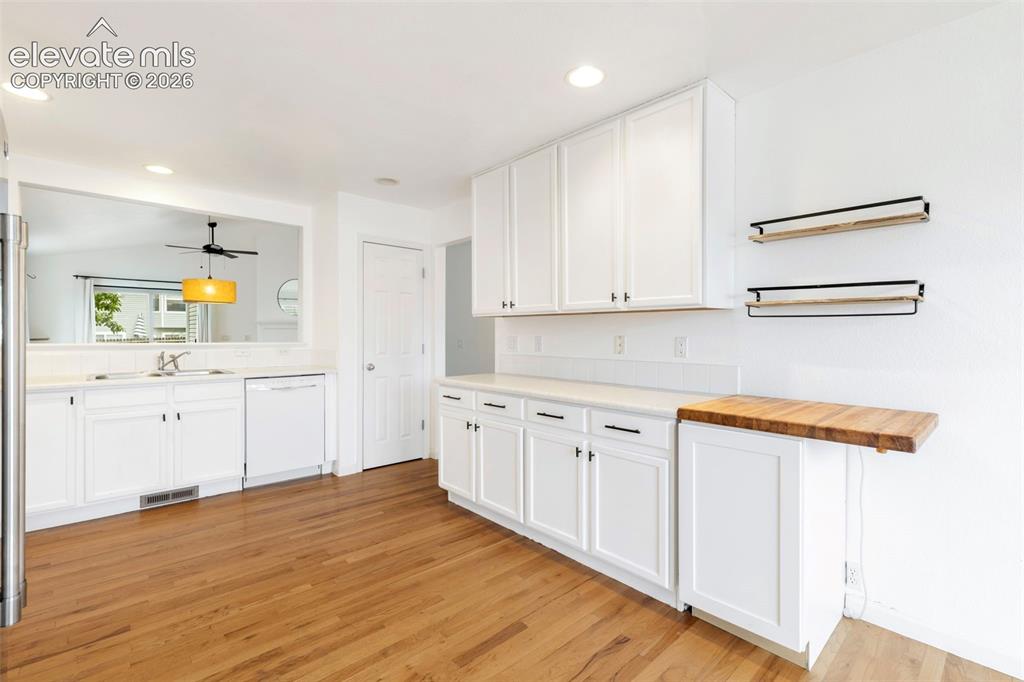 Image 15 of 35: Kitchen
