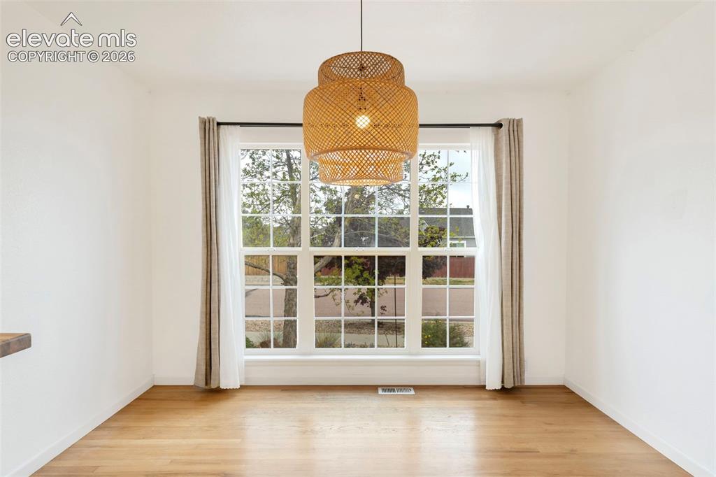 Image 16 of 35: Dining Area