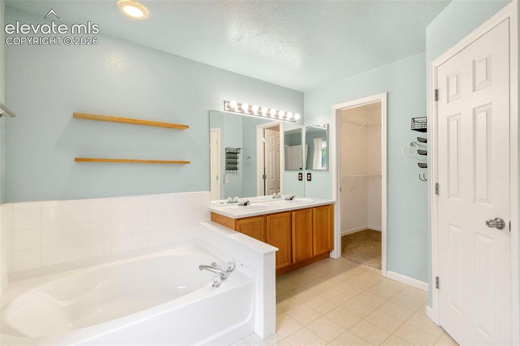 Image 19 of 35: Bathroom
