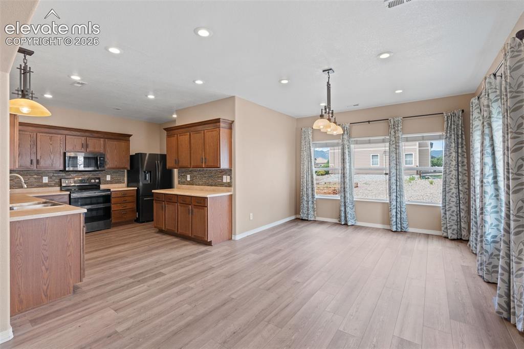 Image 12 of 42: Dining Area