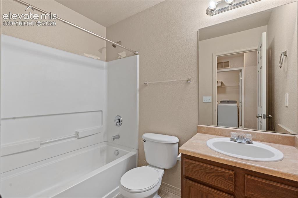 Image 32 of 42: Bathroom