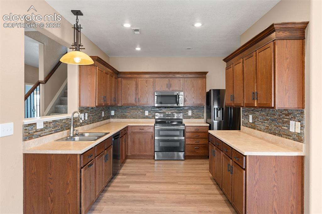 Image 6 of 42: Kitchen