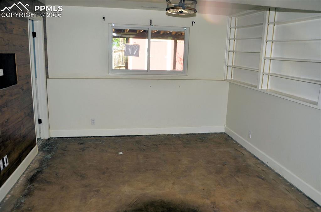 Image 11 of 15: Family Room