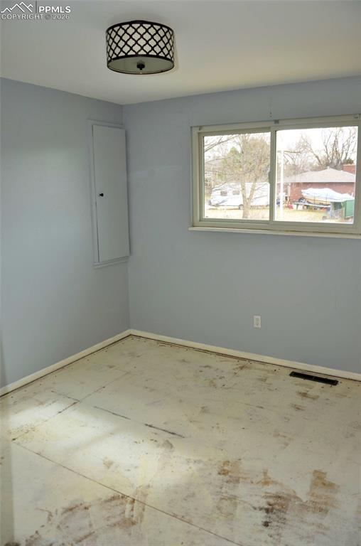 Image 14 of 15: Bedroom