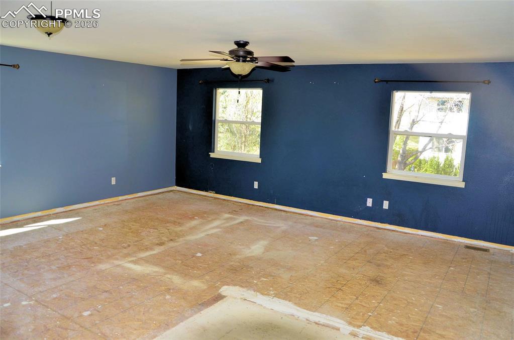 Image 6 of 15: Bedroom