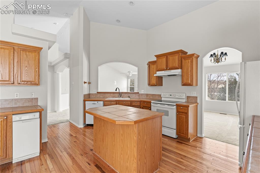 Image 11 of 39: Plenty of prep-space to entertain in this kitchen.