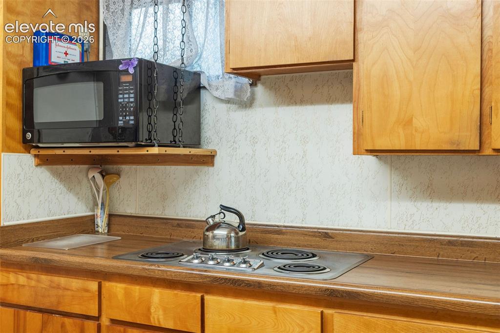 Image 23 of 35: Kitchen
