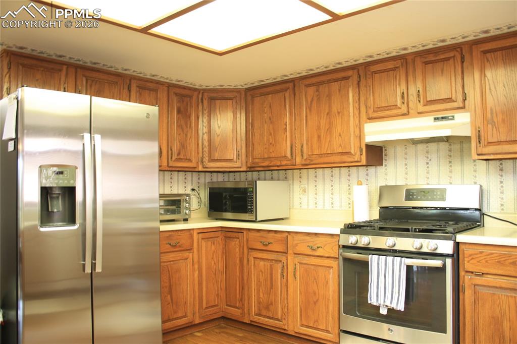 Image 13 of 40: Kitchen