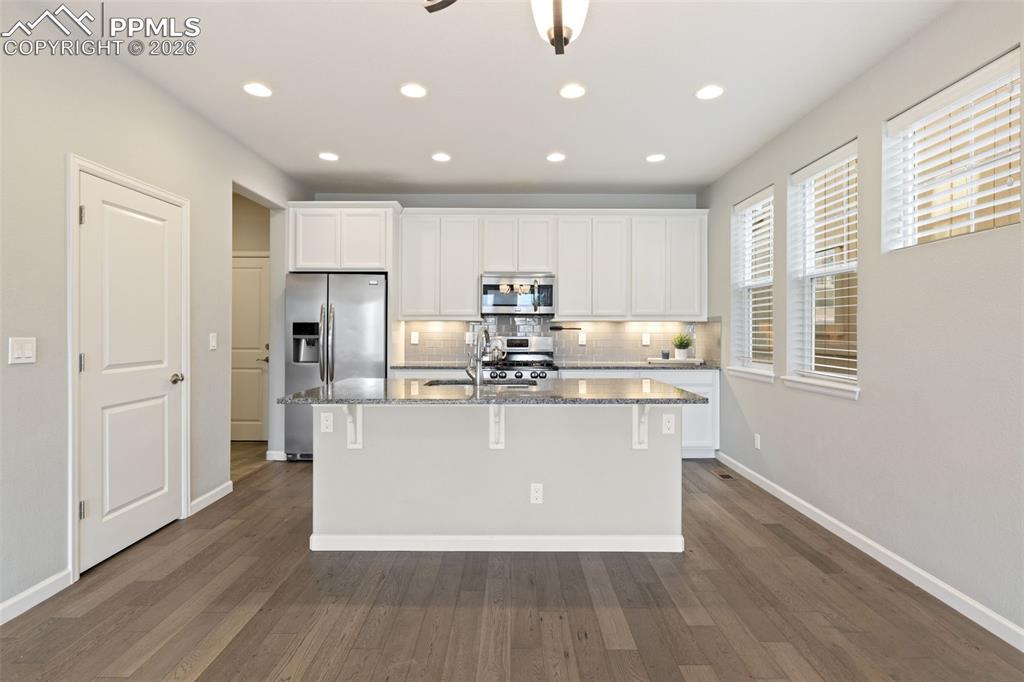 Image 10 of 38: KITCHEN