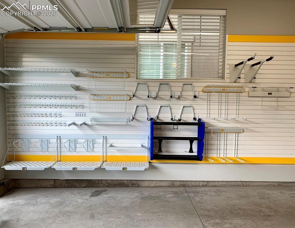 Image 27 of 38: Garage