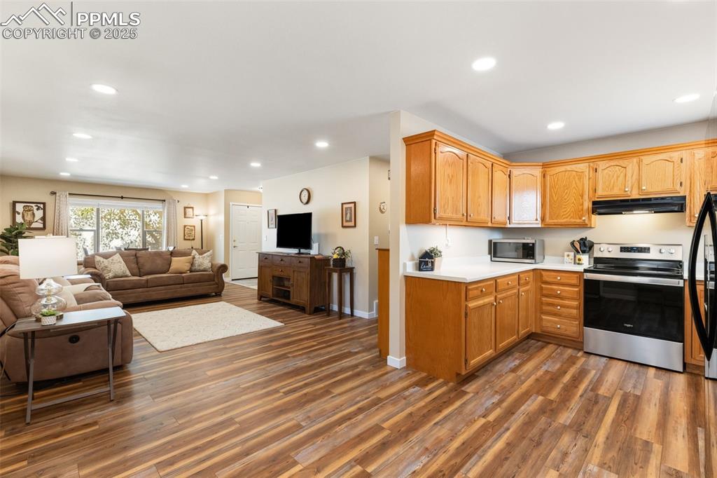 Image 16 of 34: Kitchen