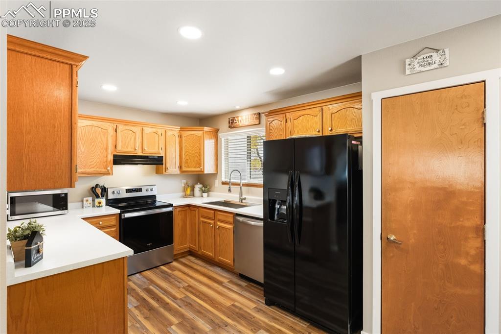 Image 17 of 34: Kitchen