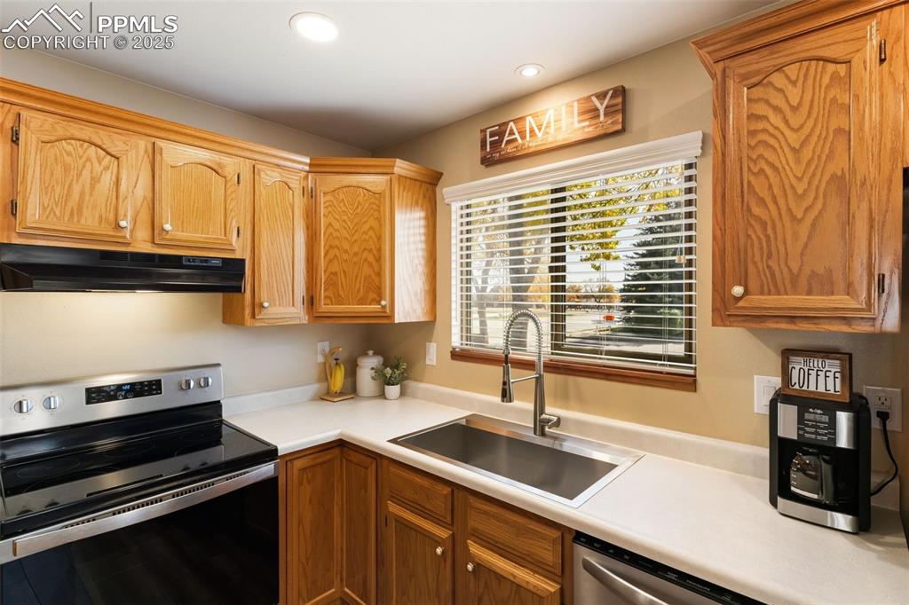 Image 18 of 34: Kitchen