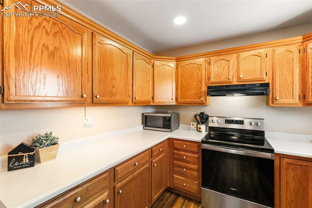 Image 19 of 34: Kitchen