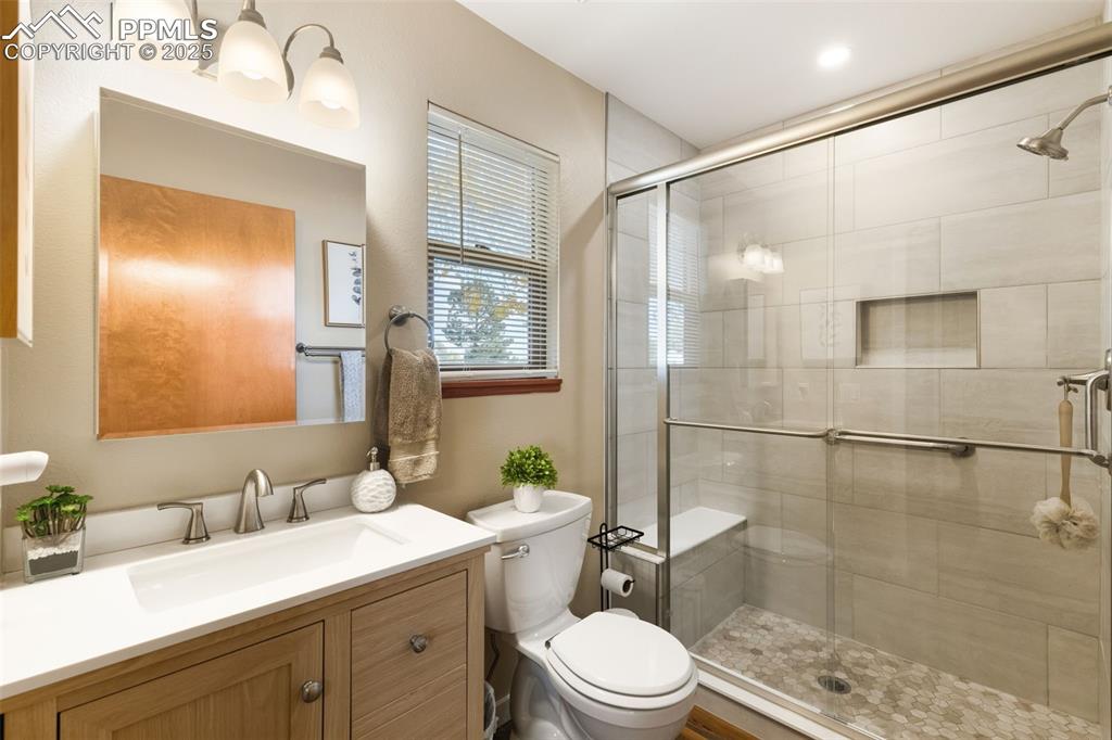 Image 23 of 34: Bathroom