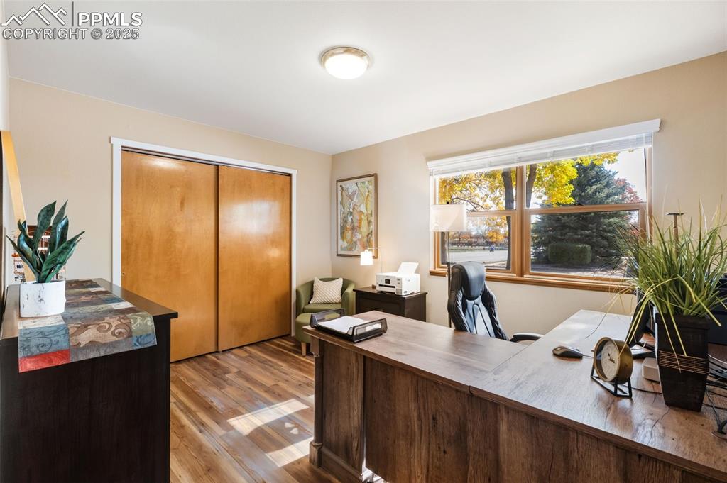 Image 25 of 34: Office