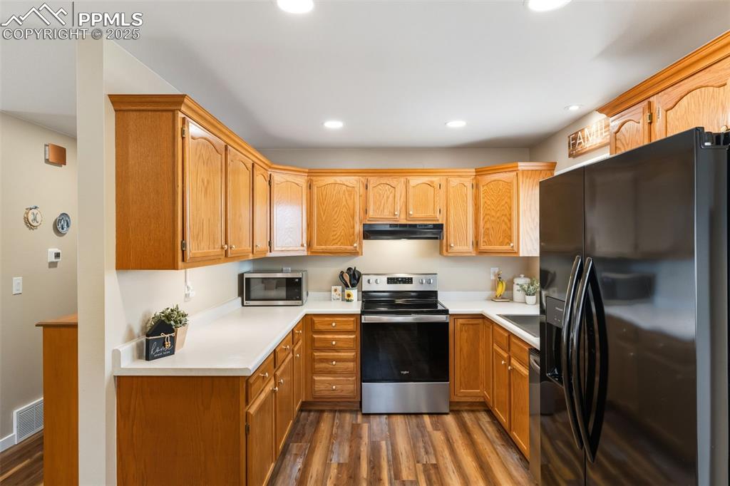 Image 8 of 34: Kitchen