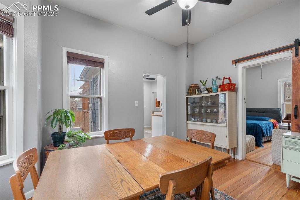 Image 10 of 50: Dining Area