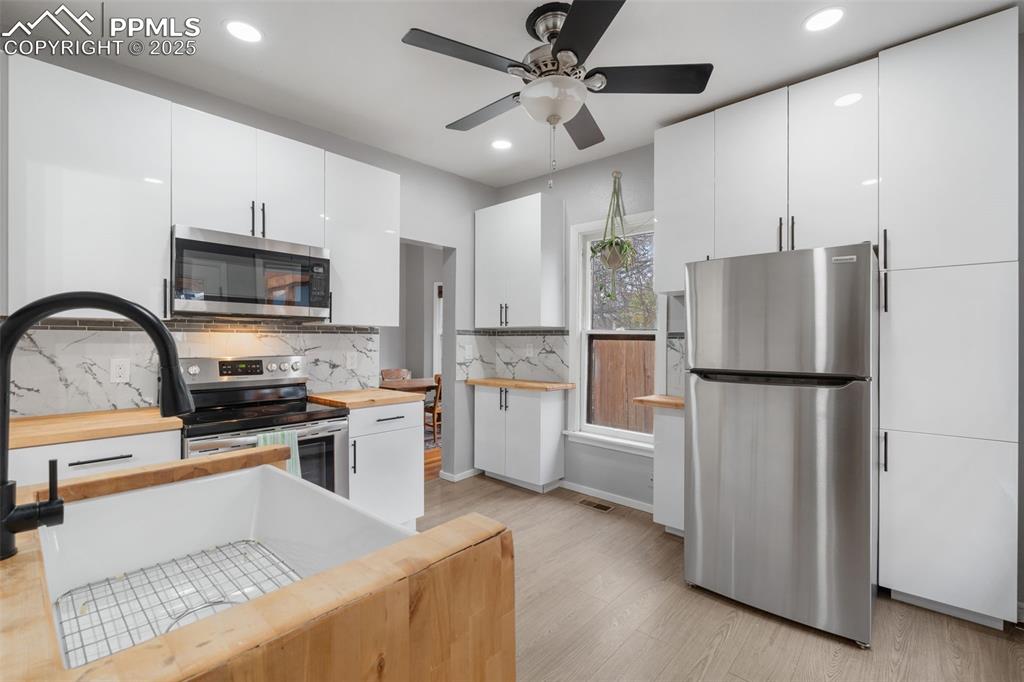 Image 12 of 50: Kitchen