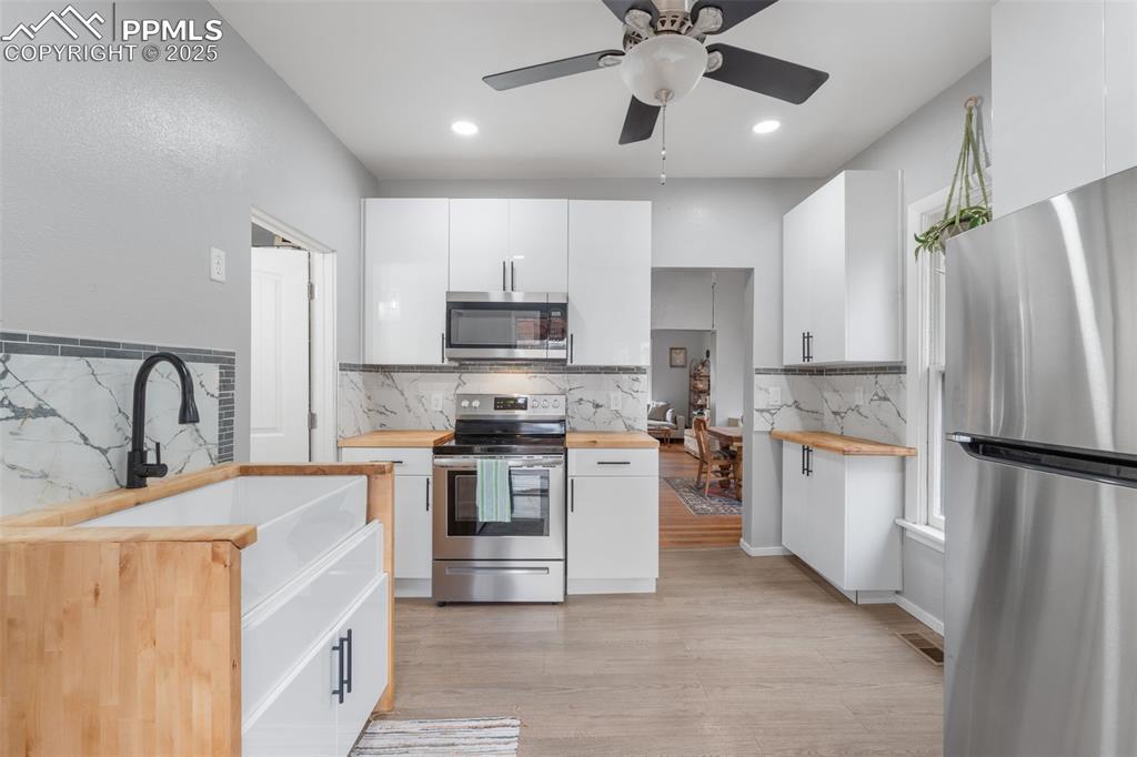 Image 13 of 50: Kitchen