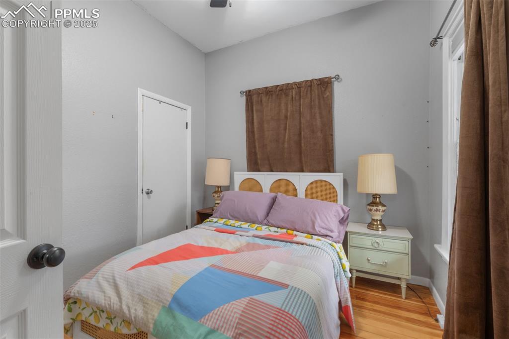 Image 15 of 50: Bedroom