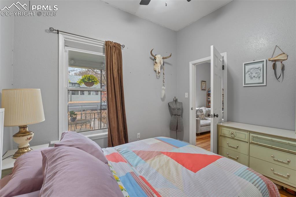 Image 16 of 50: Bedroom