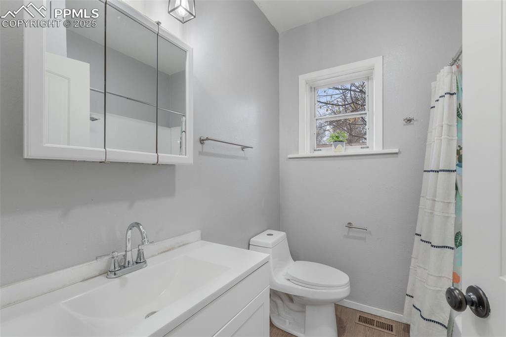 Image 17 of 50: Bathroom