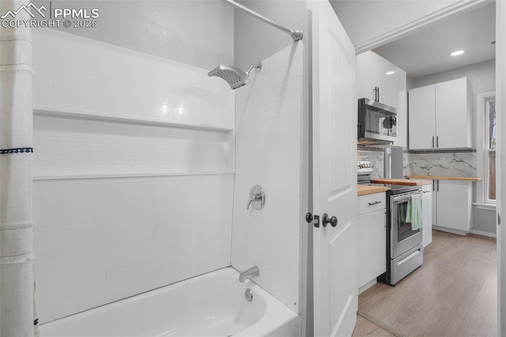 Image 18 of 50: Bathroom