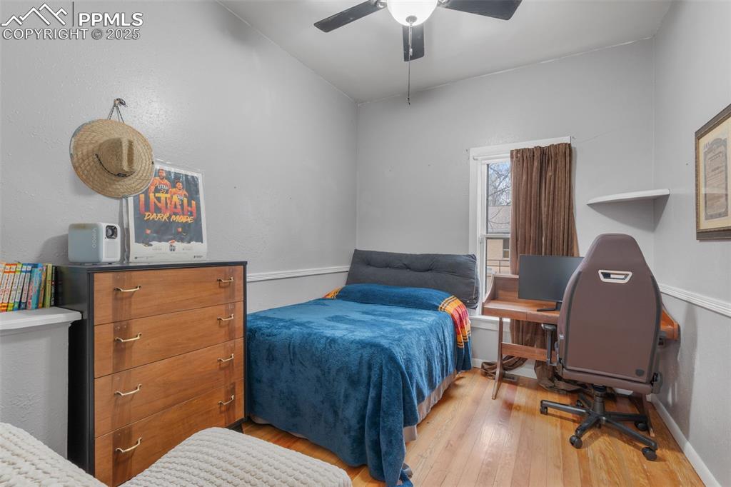 Image 19 of 50: Bedroom