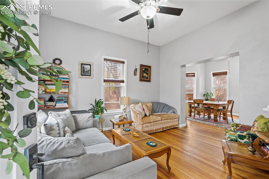 Image 5 of 50: Living Room