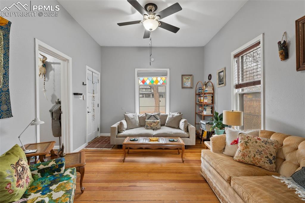 Image 6 of 50: Living Room