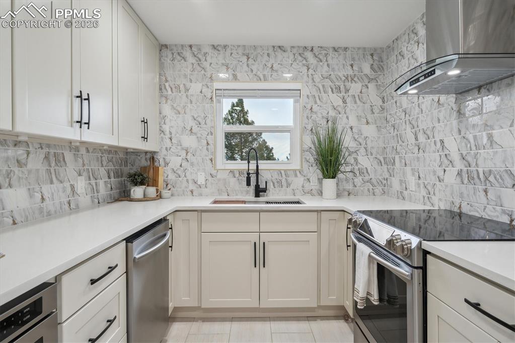 Image 11 of 48: Kitchen