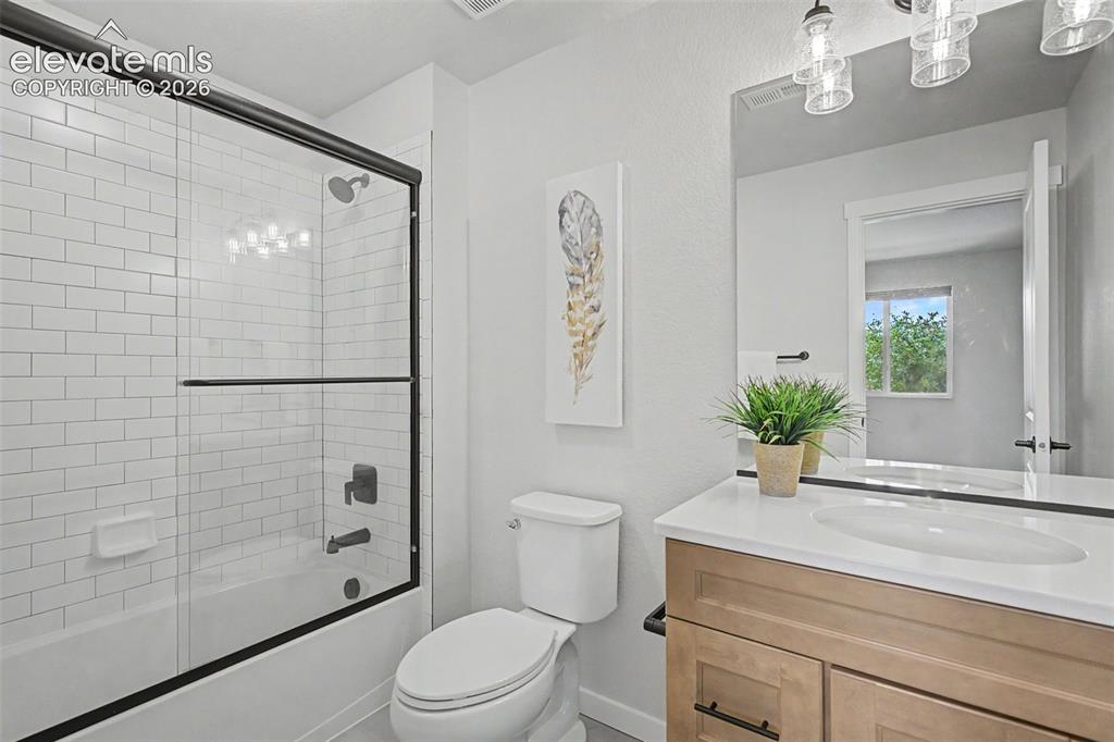 Image 32 of 46: Bathroom