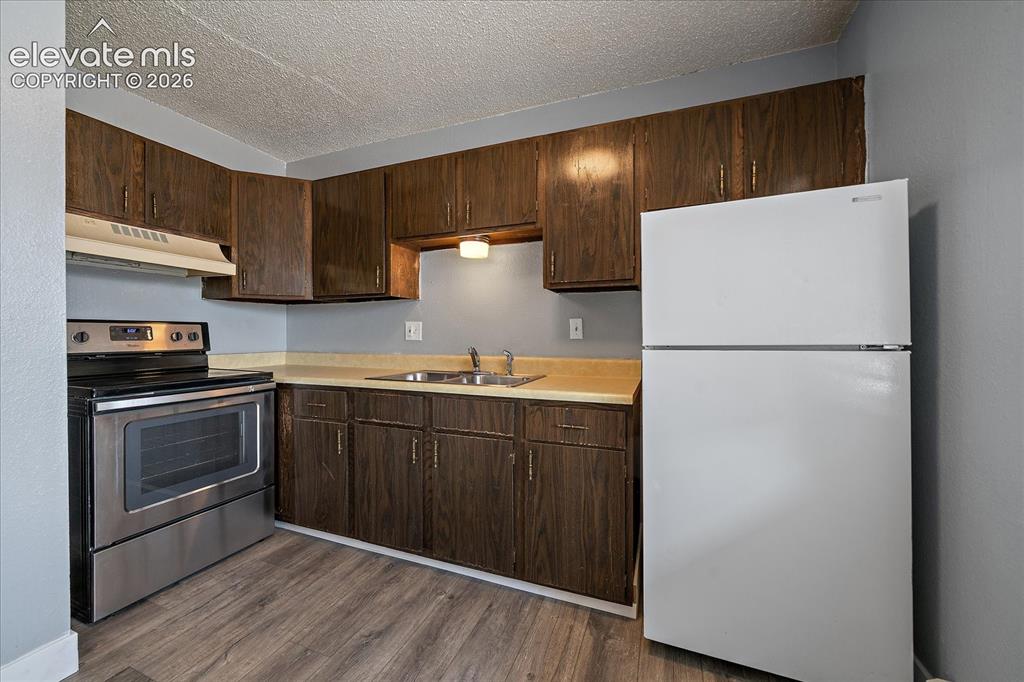 Image 5 of 17: Kitchen