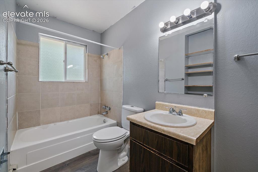 Image 6 of 17: Bathroom