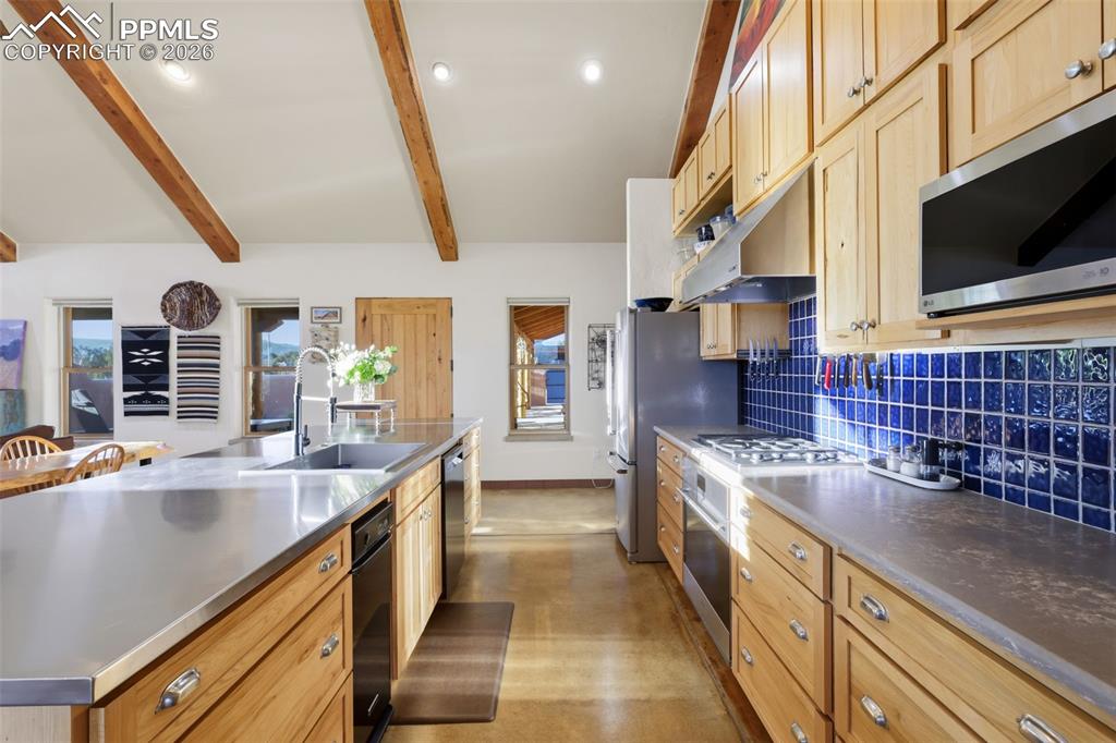 Image 16 of 45: Kitchen