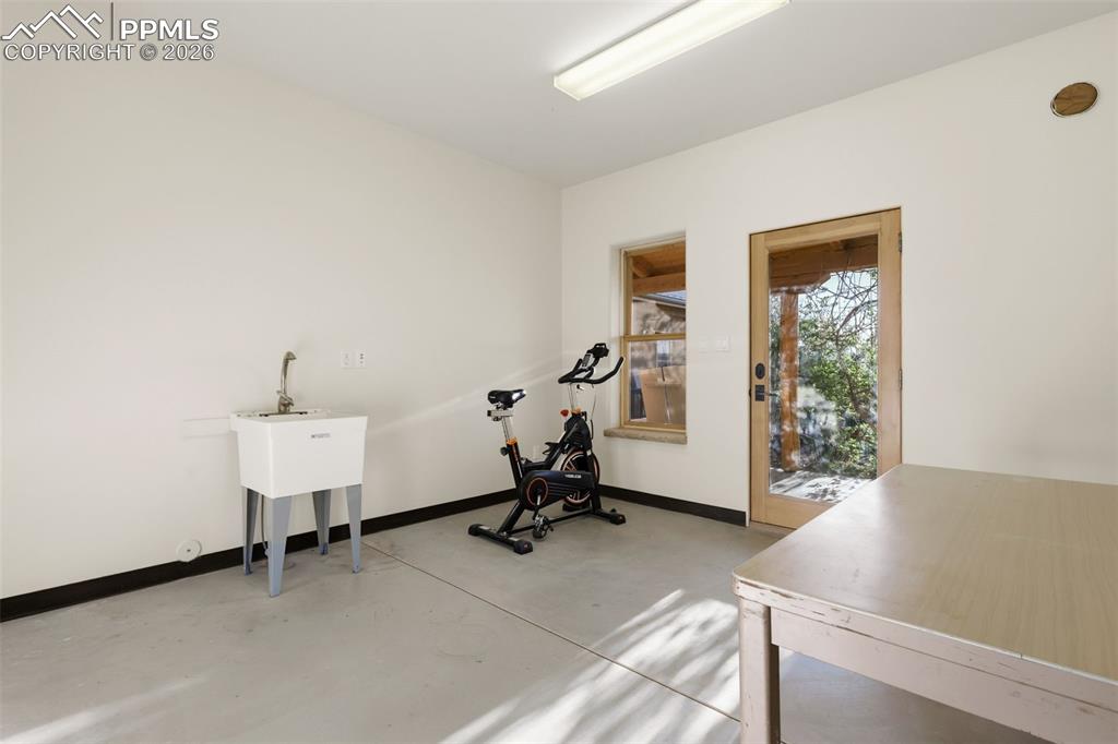 Image 17 of 45: Kitchen