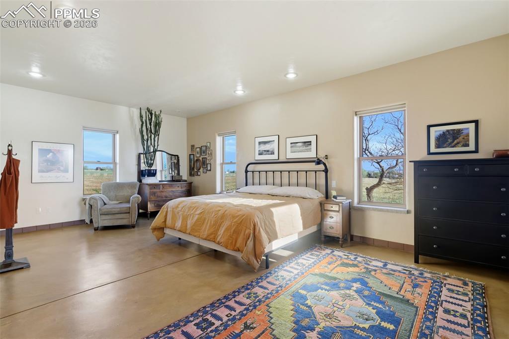 Image 21 of 45: Office